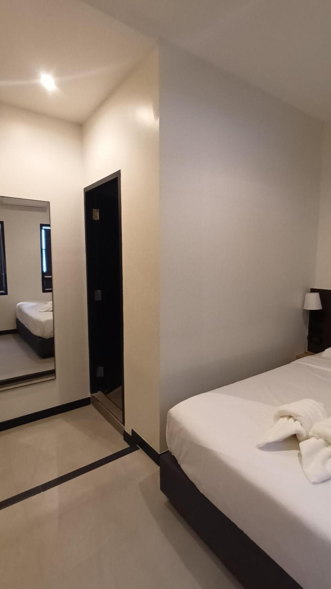 The Blocks Hostel Sukhumvit 10 Bangkok Exterior photo