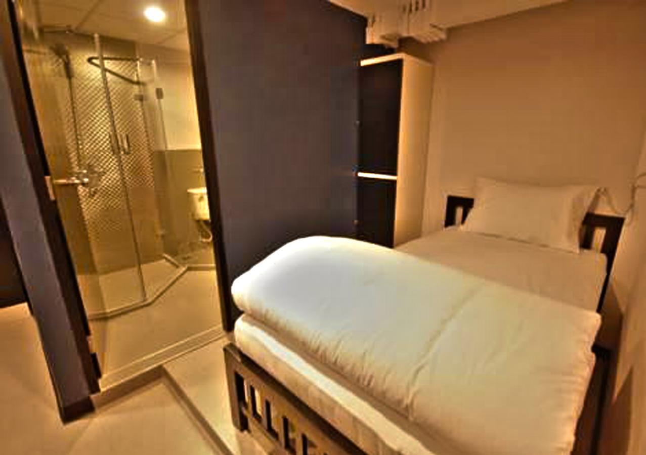 The Blocks Hostel Sukhumvit 10 Bangkok Exterior photo
